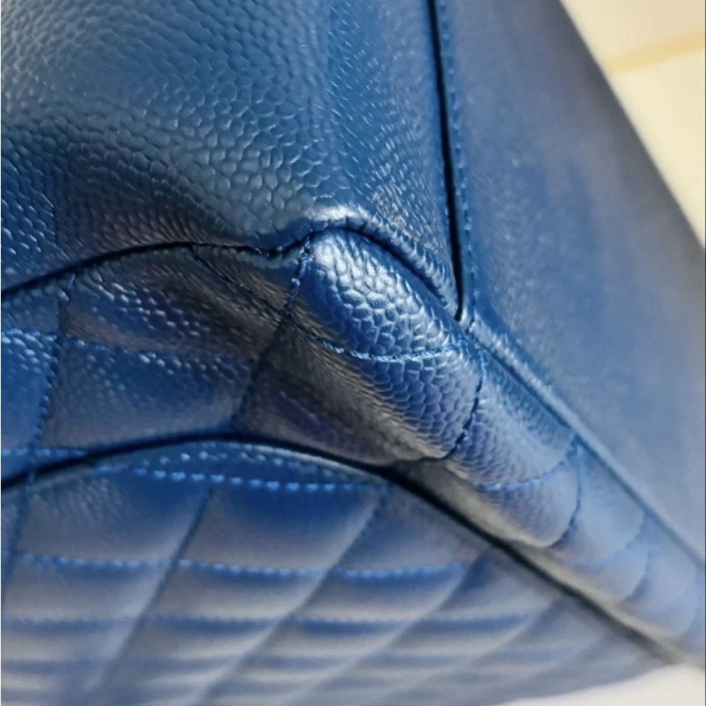 CHANEL Dark Blue Quilted Shoulder Bag - Picture 4 of 6